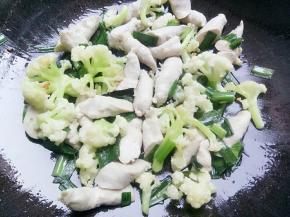 再加入肉条翻炒