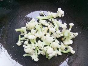 锅里油热放入花菜炒一下