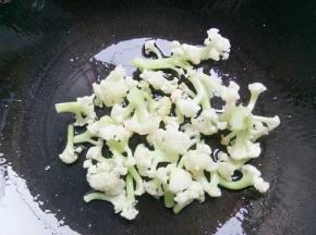 锅里油热放入花菜炒一下
