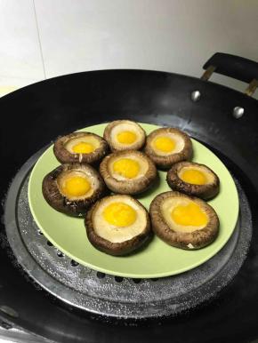 下锅前撒上少量的海盐在鹌鹑蛋上