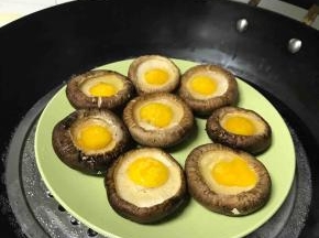 下锅前撒上少量的海盐在鹌鹑蛋上