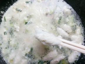 水煮开后加入肉末和细面煮两分钟