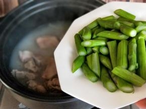 35分钟后加入焯水的芦笋。