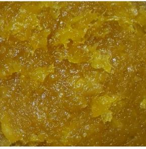 熬馅期间要不停地翻拌，防止糊锅，直到收汁能抱团就好了，放凉后放入冰箱冷藏2小时以上。凤梨馅一般都要提前做好。