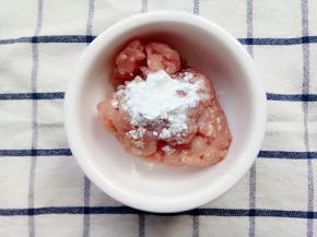 肉末中加入一勺玉米淀粉