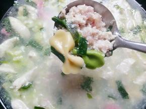 蝴蝶面煮两分钟后加入肉末再次搅拌煮两分钟