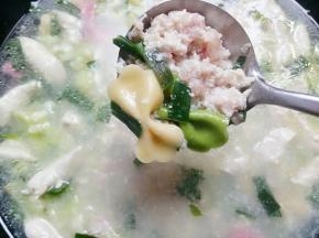 蝴蝶面煮两分钟后加入肉末再次搅拌煮两分钟