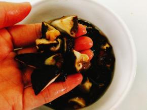 干香菇泡发后剪小