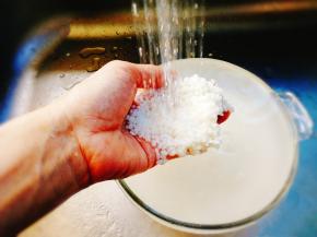 将泡好的糯米冲洗干净