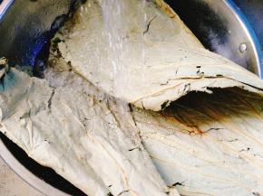 买的是干荷叶，冲洗浸泡15分钟，如果有新鲜的荷叶那就更好了。