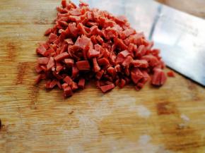 香肠切小备用