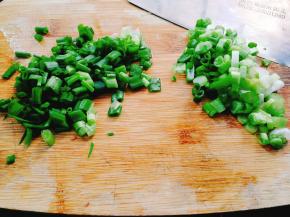 香葱切小，葱花 ，葱白分开