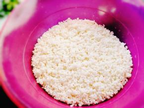 把糯米倒入大的盆子里