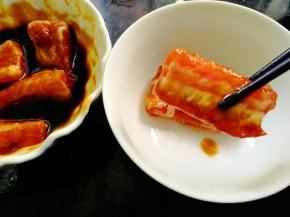 把腌制好的排骨取出