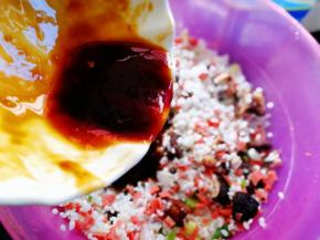 腌料倒入糯米里