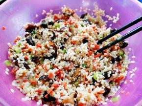 用筷子搅拌均匀，如果口味重的友友可以再加些生抽或者蚝油进行调味