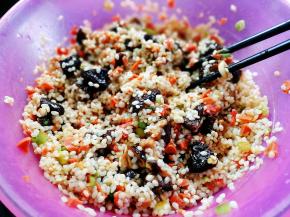 再次搅拌均匀，盖上盖子10分钟，其之更好的入味