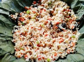 糯米留一小碗出来等下铺面，其余全倒入蒸笼里