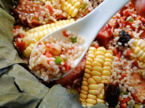 将留出来的糯米加入缝隙里