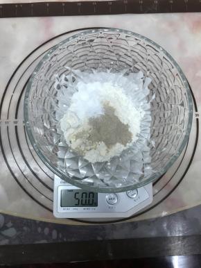 先称取粉类材料。