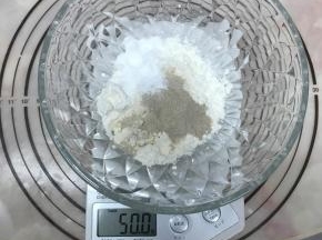 先称取粉类材料。