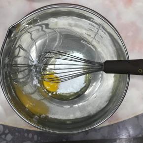 鸡蛋打入盆中，加入细砂糖用手动打蛋器搅拌均匀。