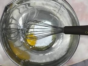 鸡蛋打入盆中，加入细砂糖用手动打蛋器搅拌均匀。