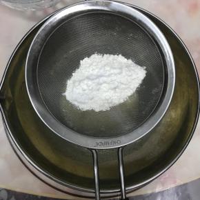 将粉类材料混合过筛。