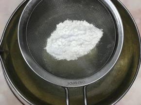 将粉类材料混合过筛。