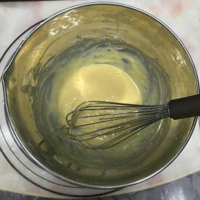 继续用手抽搅拌至无粉状态。