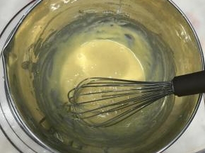 继续用手抽搅拌至无粉状态。