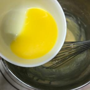 加入融化的黄油,搅拌均匀。