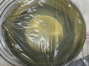 盖上保鲜膜，放入冰箱冷藏1个小时。
