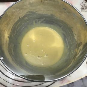 将冷藏好的面糊取出，稍微放置回温。