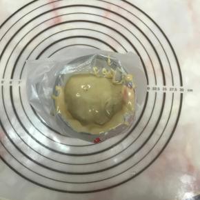 将回温的面糊倒入裱花袋中。