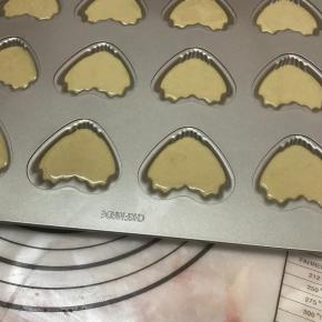 剪小口，挤入学厨心形模具中，8分满即可。