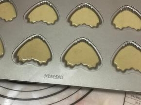 剪小口，挤入学厨心形模具中，8分满即可。