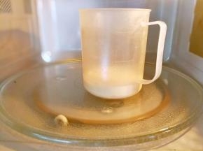 牛奶微波炉加热30秒左右，温热