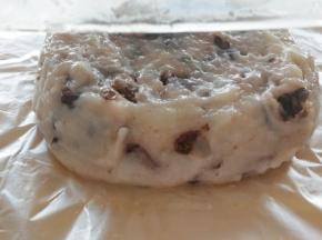 倒扣在保鲜膜上