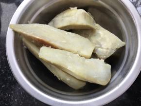 将地瓜切块，蒸熟。