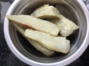 将地瓜切块，蒸熟。