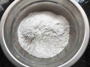 倒入糯米粉（分几次倒）我的地瓜比较甜,所以没有加糖，喜欢甜的宝宝可以适当加热10g白糖。