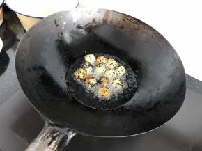 油锅6-7分热入锅炸，一定要用铲子不停的滚动。