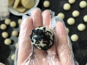 在芝麻里滚一下，让地瓜丸子粘上芝麻。（没有芝麻的可以省略这一步）