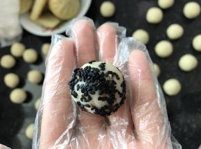 在芝麻里滚一下，让地瓜丸子粘上芝麻。（没有芝麻的可以省略这一步）