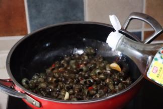 料酒半汤匙，生抽半汤匙