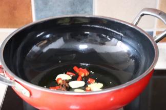 锅中放油烧热，小米辣切段，姜蒜、八角一起放入爆香