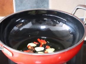 锅中放油烧热，小米辣切段，姜蒜、八角一起放入爆香