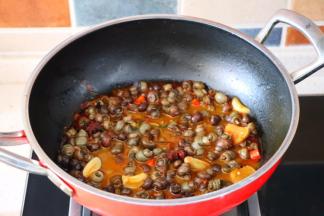 焖至汤汁还剩少许即可关火，喜欢的亲们还可以加少许黑胡椒或者鸡精调味（吃螺蛳最好带点汤汁更入味好吃）装盘撒葱花即可开吃，超级香辣