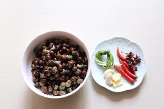 食材准备：螺蛳提前清洗干净（我在超市买的田螺，尾部已处理好，回家清水过几次就好）葱姜蒜、小米辣、八角